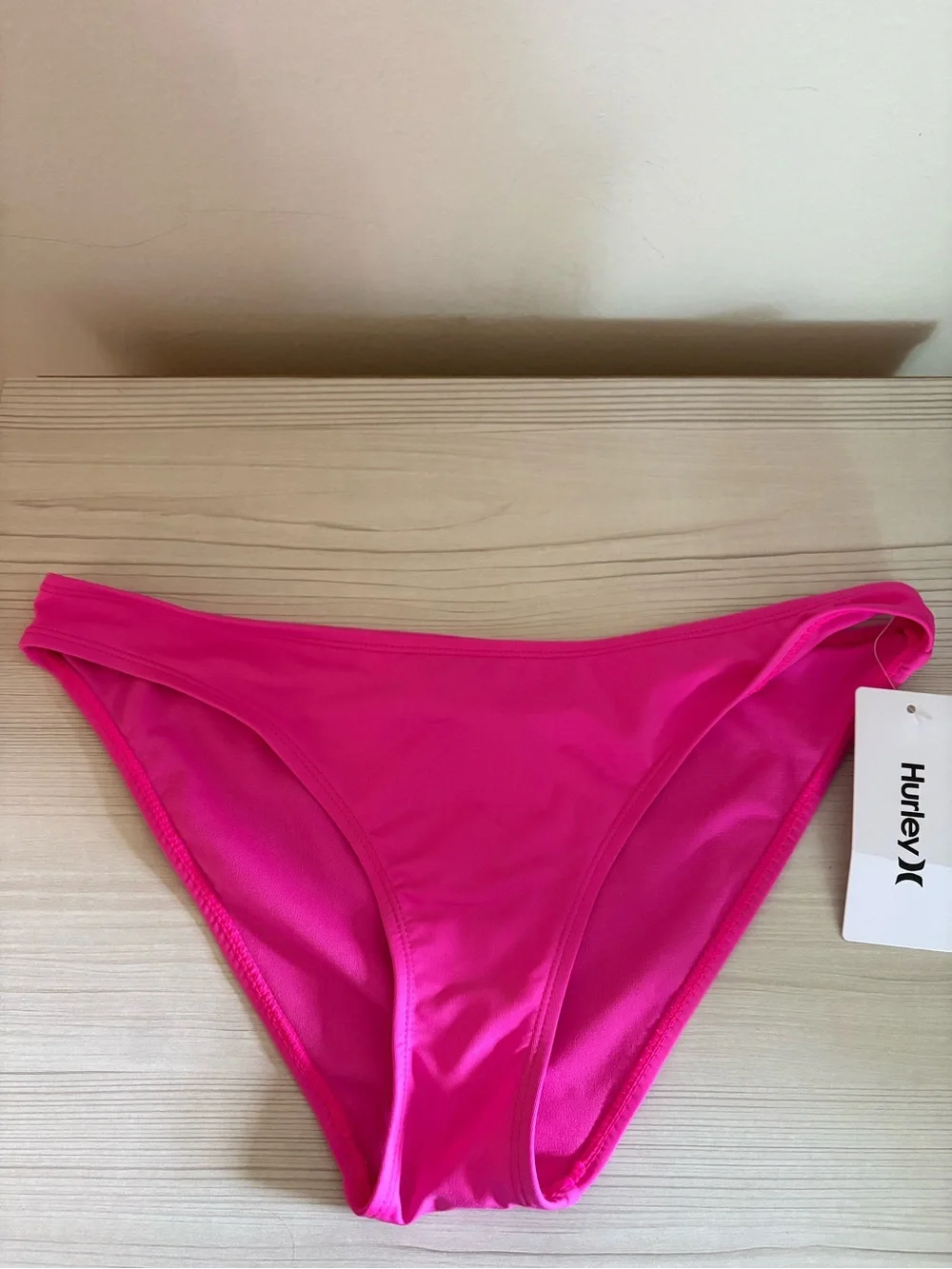 New with tags Hurley 2pc Fuchsia bathing suit Sz M